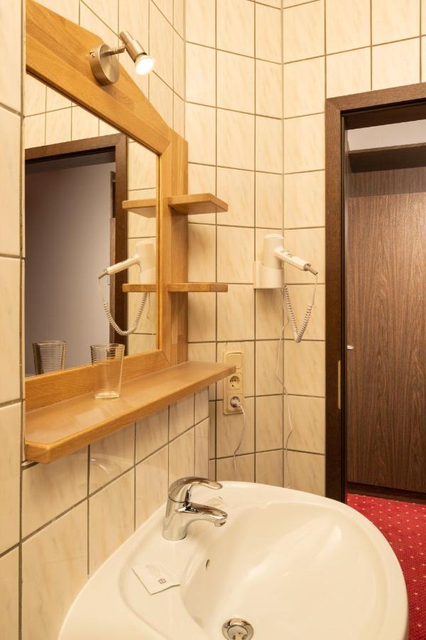 Hotel Restaurant Häsfeld Überherrn Exteriör bild