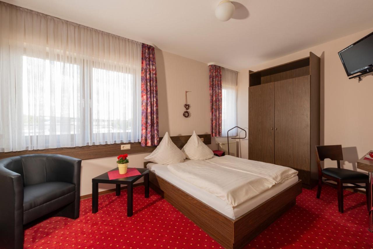 Hotel Restaurant Häsfeld Überherrn Exteriör bild