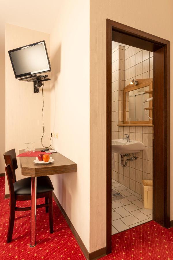 Hotel Restaurant Häsfeld Überherrn Exteriör bild