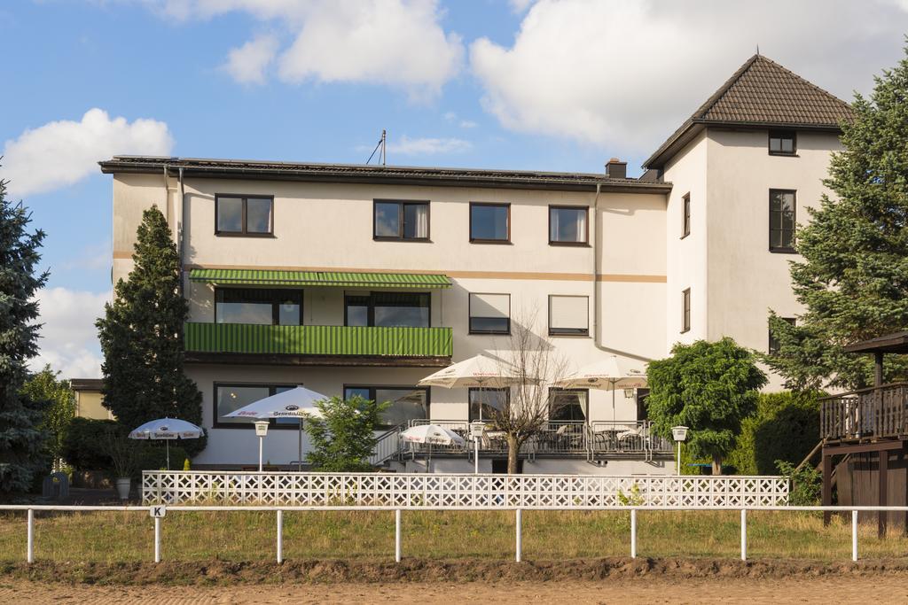 Hotel Restaurant Häsfeld Überherrn Exteriör bild